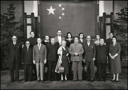 1956年12月2日，毛泽东主席和刘少奇副主席会见应外交学会邀请访华的巴西参议员代表团。
