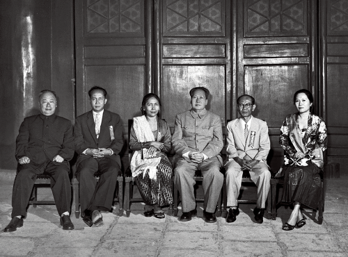 1959年10月1日，毛泽东主席会见应外交学会邀请访华的印度尼西亚国民党总主席苏维约及夫人。