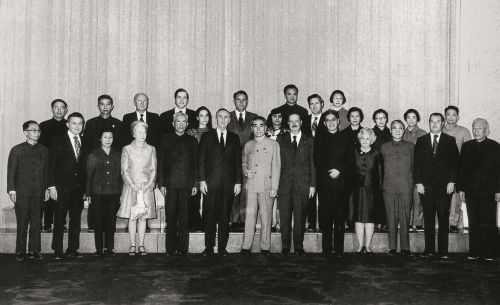 1972年4月20日，周恩来总理会见应外交学会邀请访华的美国众议院代表团，这是第一个访华的美国众议院代表团。