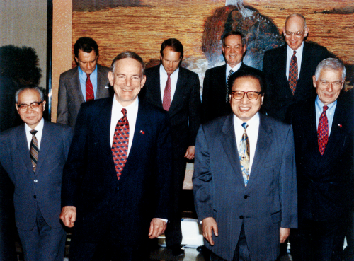 1994年1月5日，全国人大常委会委员长乔石会见外交学会接待来访的美国民主党参议员贝内特?约翰斯顿。