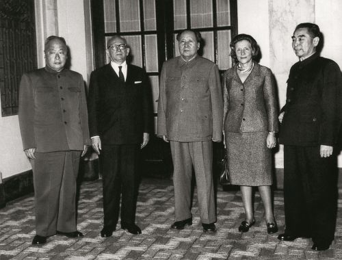 1963年10月，法国前总理富尔带着戴高乐总统希望恢复两国正常外交关系的亲笔信，作为外交学会的客人访华。11月2日，毛泽东主席、周恩来总理和陈毅副总理在上?；峒欢胺蛉恕? title=