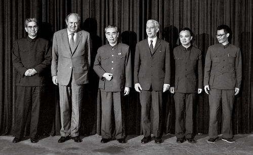 1975年5月8日，周恩来总理会见应外交学会邀请访华的欧共体委员会副主席索姆斯一行。