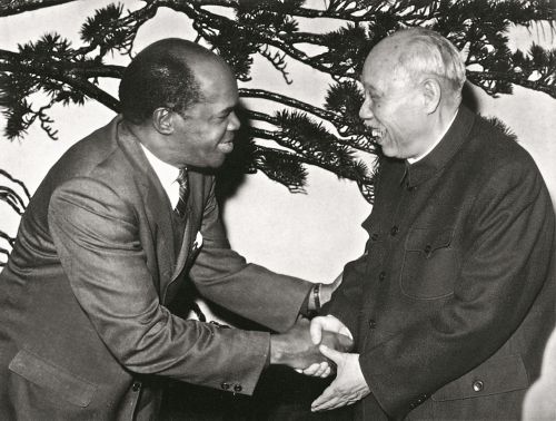 1963年，董必武副主席会见应外交学会邀请访华的莫桑比克民族主义领导人、解放阵线主席埃杜阿多?蒙德拉纳。